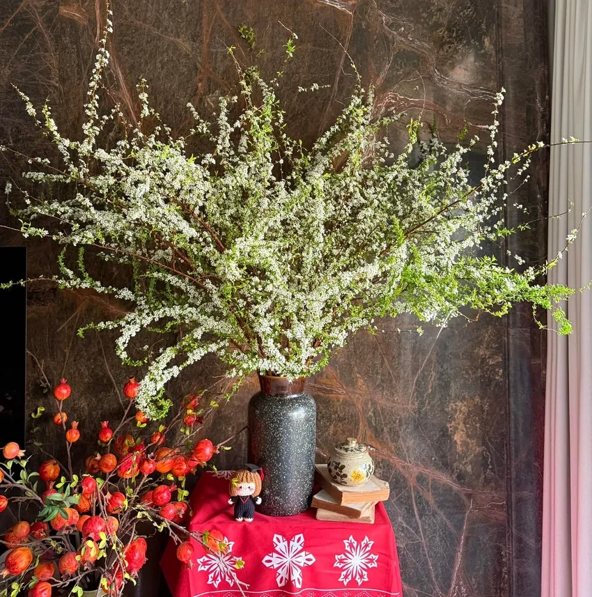 Hoa tuyết mai dài cành tạo dáng ấn tượng cho bàn trang trí